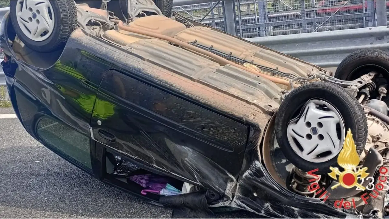 Incidente sull’autostrada A2 del Mediterraneo, auto si ribalta: un ferito