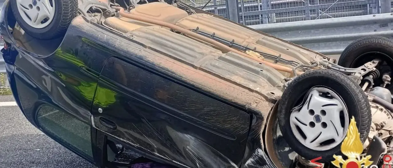 Incidente sull’autostrada A2 del Mediterraneo, auto si ribalta: un ferito