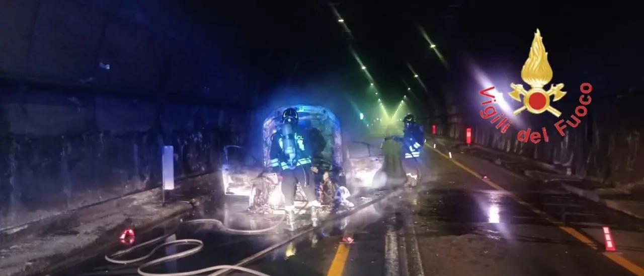 Panico nella galleria Limina a Gioiosa, auto prende fuoco: intossicate e trasferite in ospedale le 4 persone a bordo