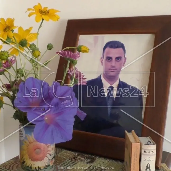 Venti anni fa l’omicidio di Massimiliano Carbone a Locri. Mamma Liliana: «Omertà e indagini superficiali»