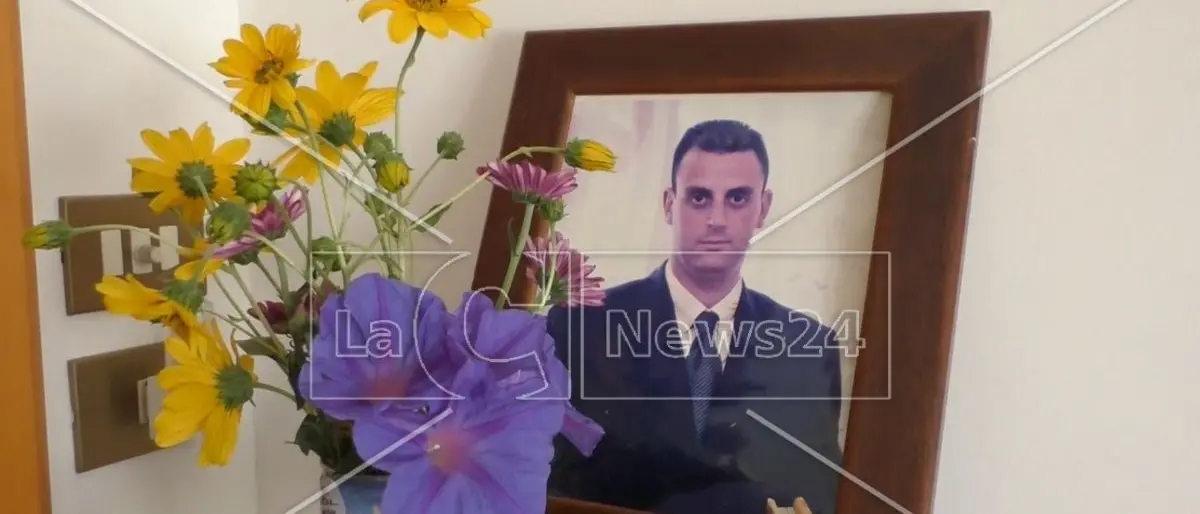 Venti anni fa l’omicidio di Massimiliano Carbone a Locri. Mamma Liliana: «Omertà e indagini superficiali»