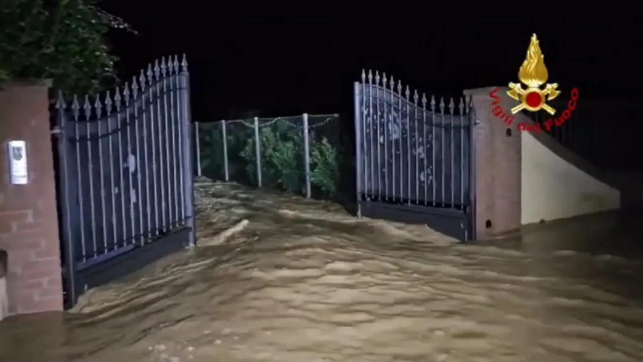 Il maltempo devasta la Toscana, bimbo di 5 mesi e la nonna dispersi dopo la piena del torrente