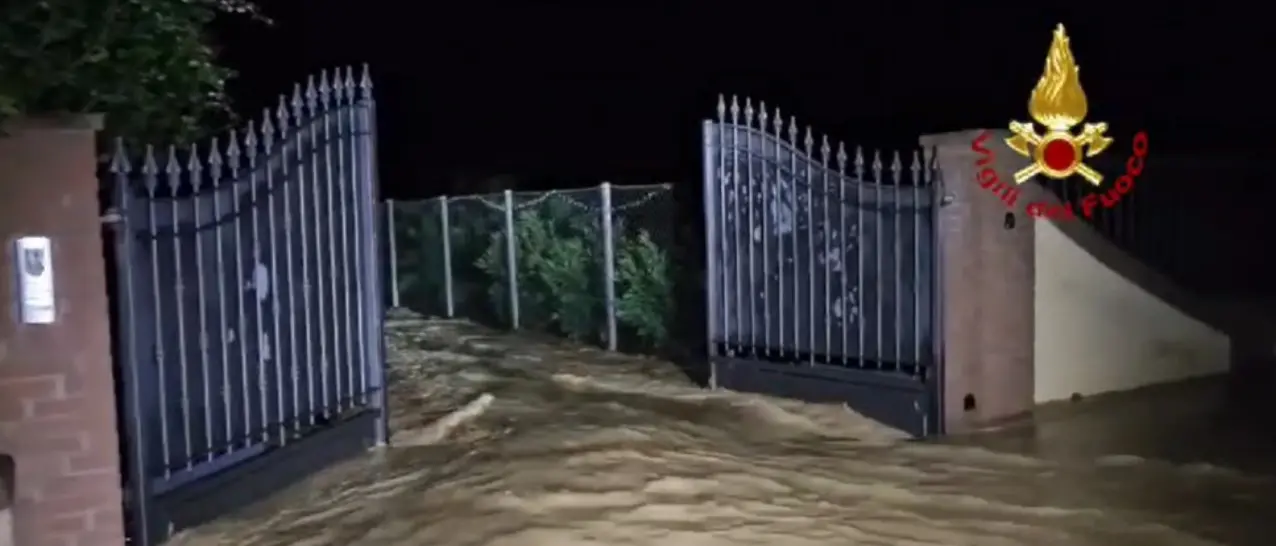 Il maltempo devasta la Toscana, bimbo di 5 mesi e la nonna dispersi dopo la piena del torrente