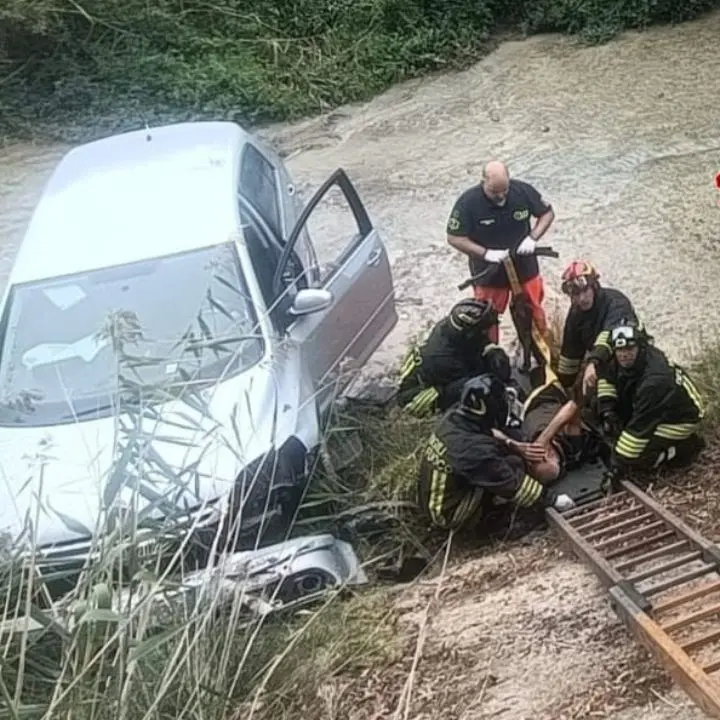 Incidente sulla vecchia statale 106 a Crotone, auto precipita in un canalone: un ferito
