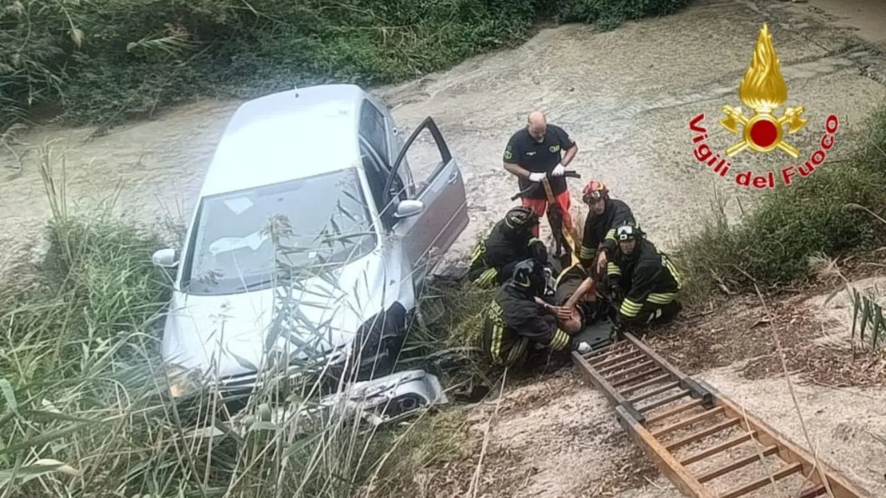 Incidente sulla vecchia statale 106 a Crotone, auto precipita in un canalone: un ferito