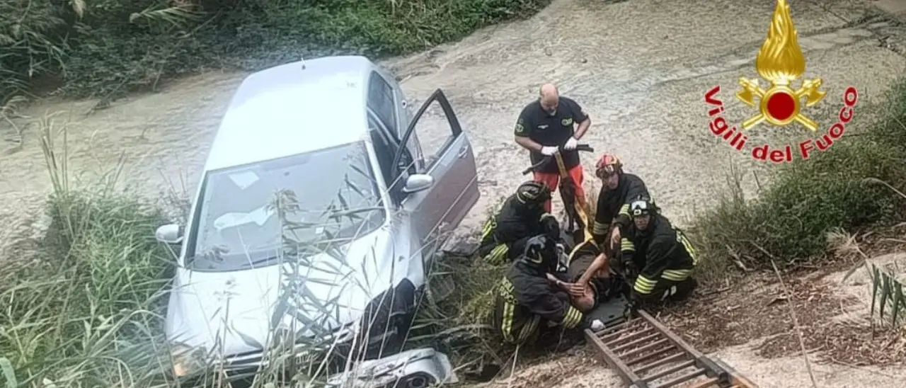 Incidente sulla vecchia statale 106 a Crotone, auto precipita in un canalone: un ferito