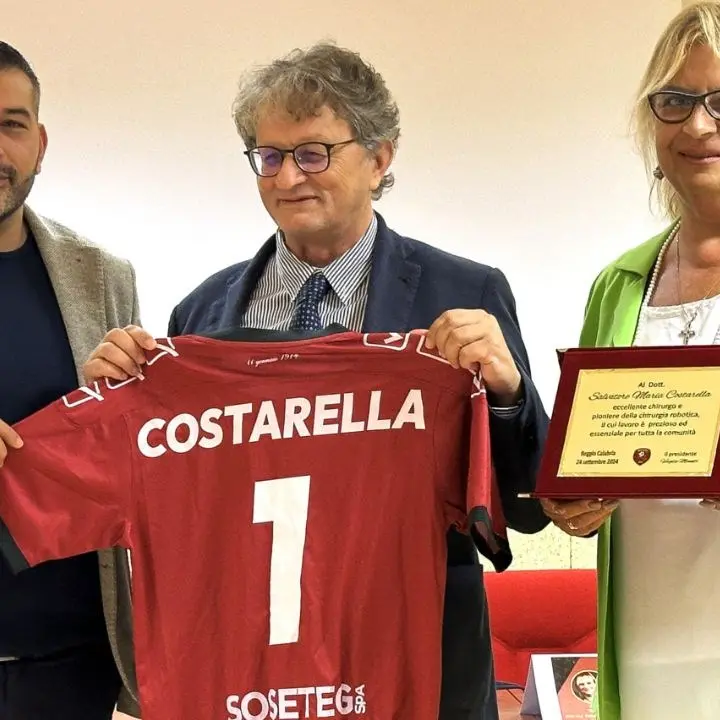 Reggina, il presidente Minniti partecipa alla premiazione del dottore Costarella: per il chirurgo targa e maglia amaranto