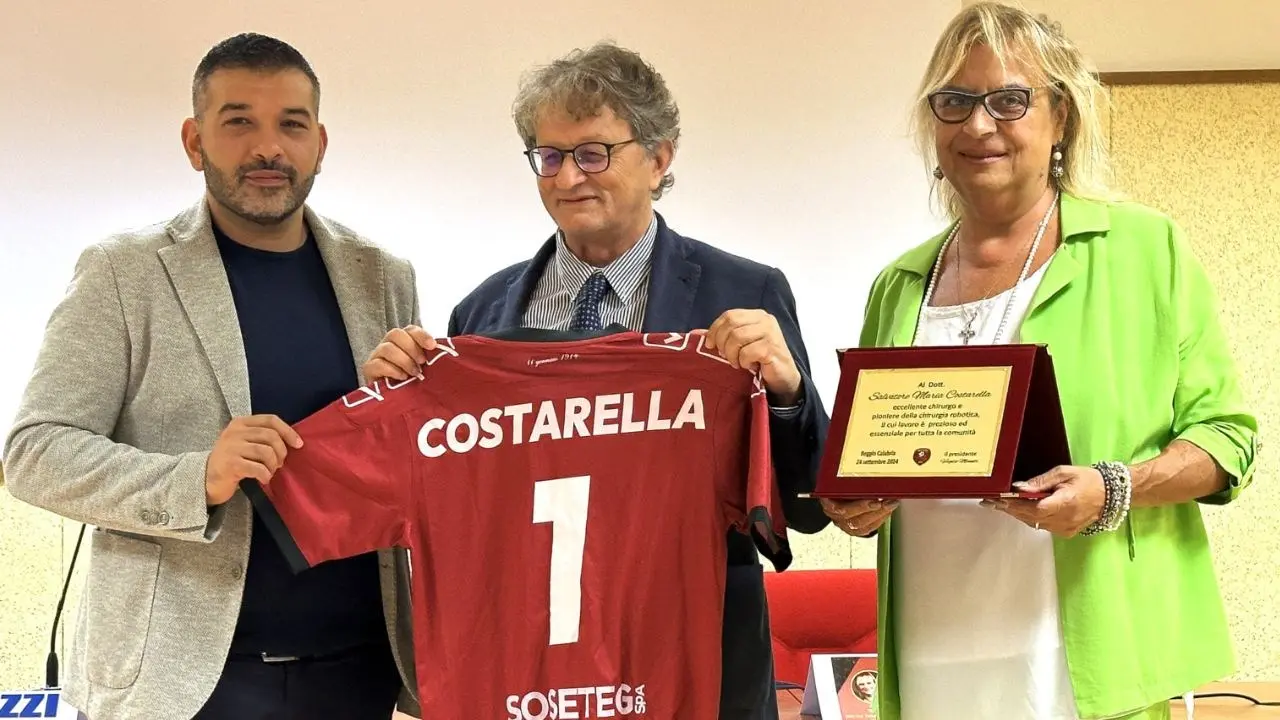 Reggina, il presidente Minniti partecipa alla premiazione del dottore Costarella: per il chirurgo targa e maglia amaranto