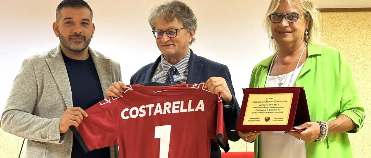 Reggina, il presidente Minniti partecipa alla premiazione del dottore Costarella: per il chirurgo targa e maglia amaranto