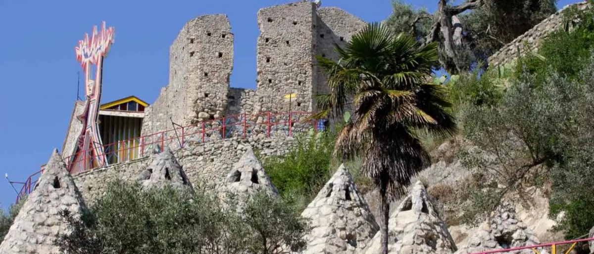 Lavori al MuSaBa di Mammola, l’ira dell’artista Hiskee Maas: «Inutili e brutti, aiutatemi a tutelare 60 anni di lavoro»