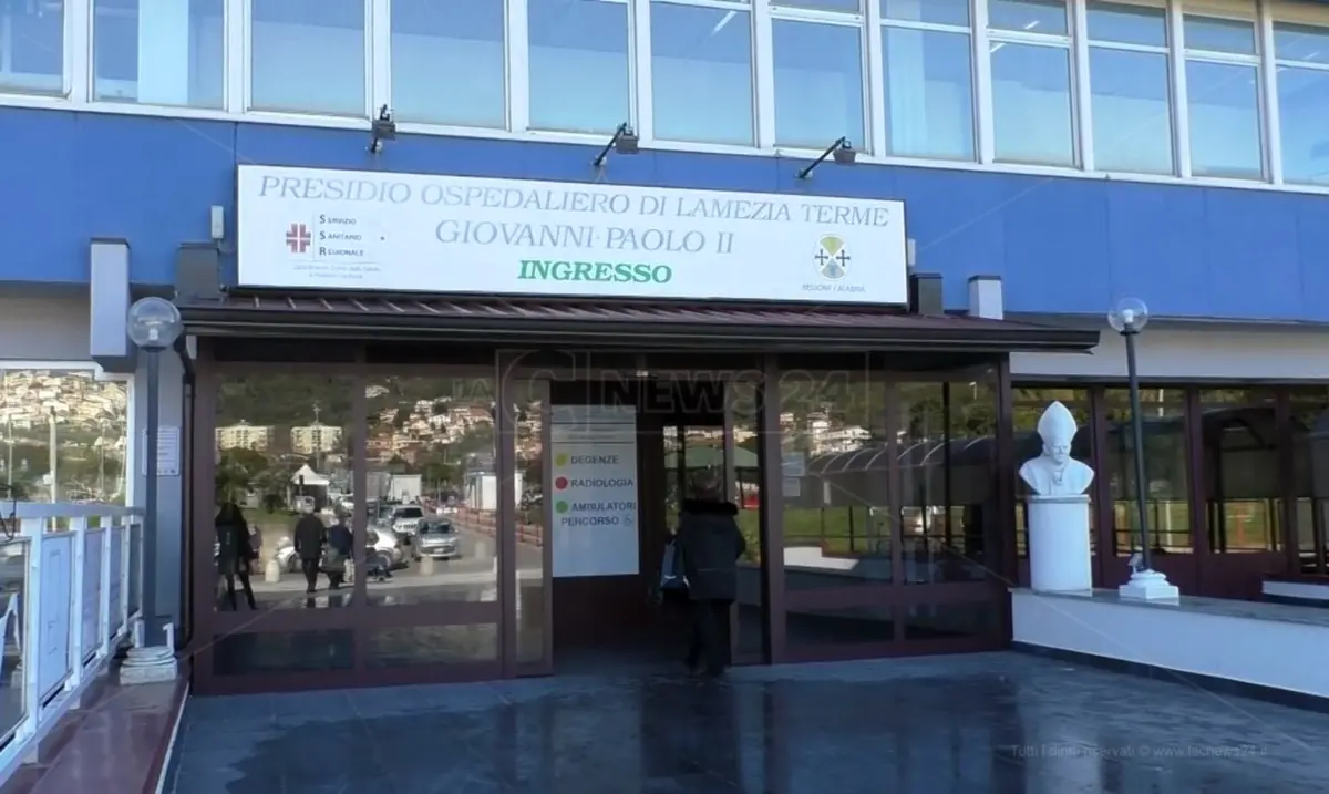 Lamezia, aggredisce verbalmente un infermiere al Pronto soccorso: uomo fermato dalla Polizia