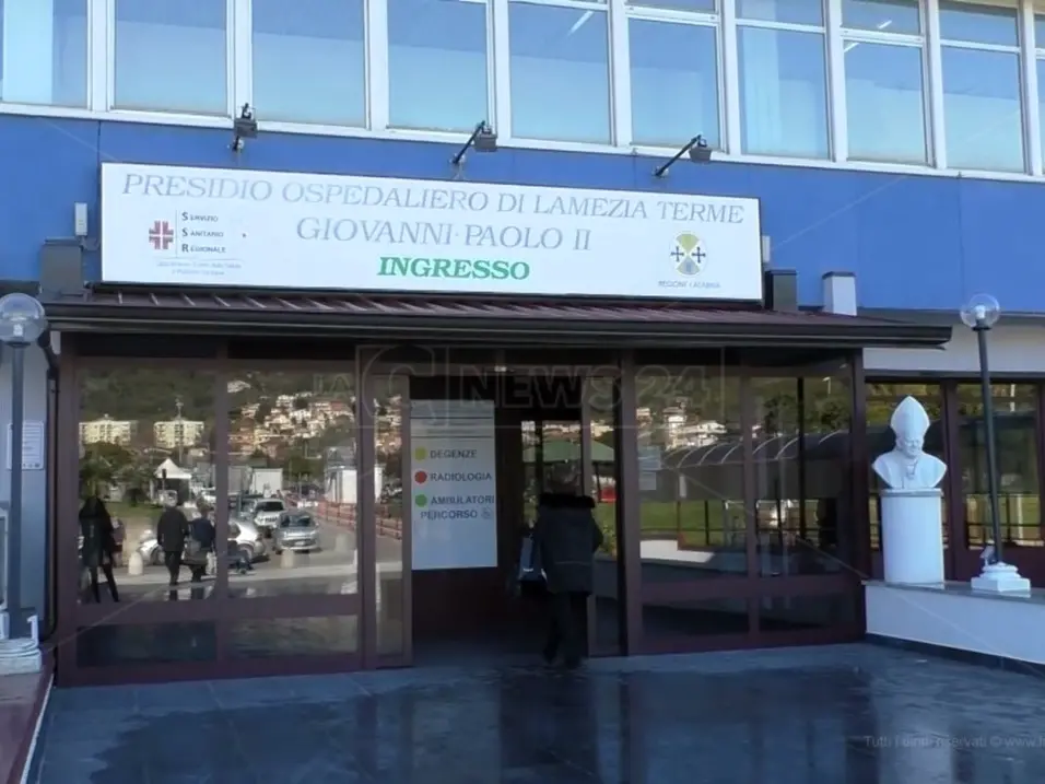 Lamezia, aggredisce verbalmente un infermiere al Pronto soccorso: uomo fermato dalla Polizia