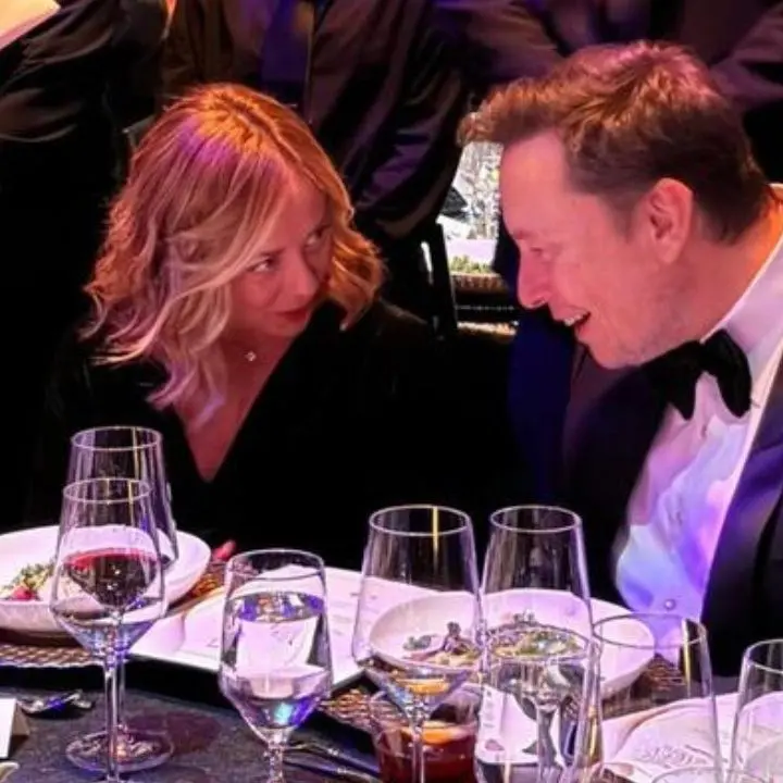 Sguardi languidi e grande intesa, Musk costretto a smentire una liaison con Giorgia: «Tra me e Meloni non c’è una relazione»