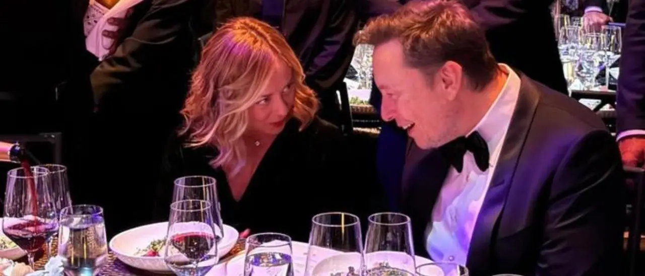 Sguardi languidi e grande intesa, Musk costretto a smentire una liaison con Giorgia: «Tra me e Meloni non c’è una relazione»