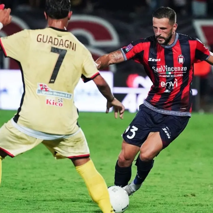 Crotone, col Sorrento arriva la quarta sconfitta su sei partite: una topica difensiva regala il match ai campani (1-2)