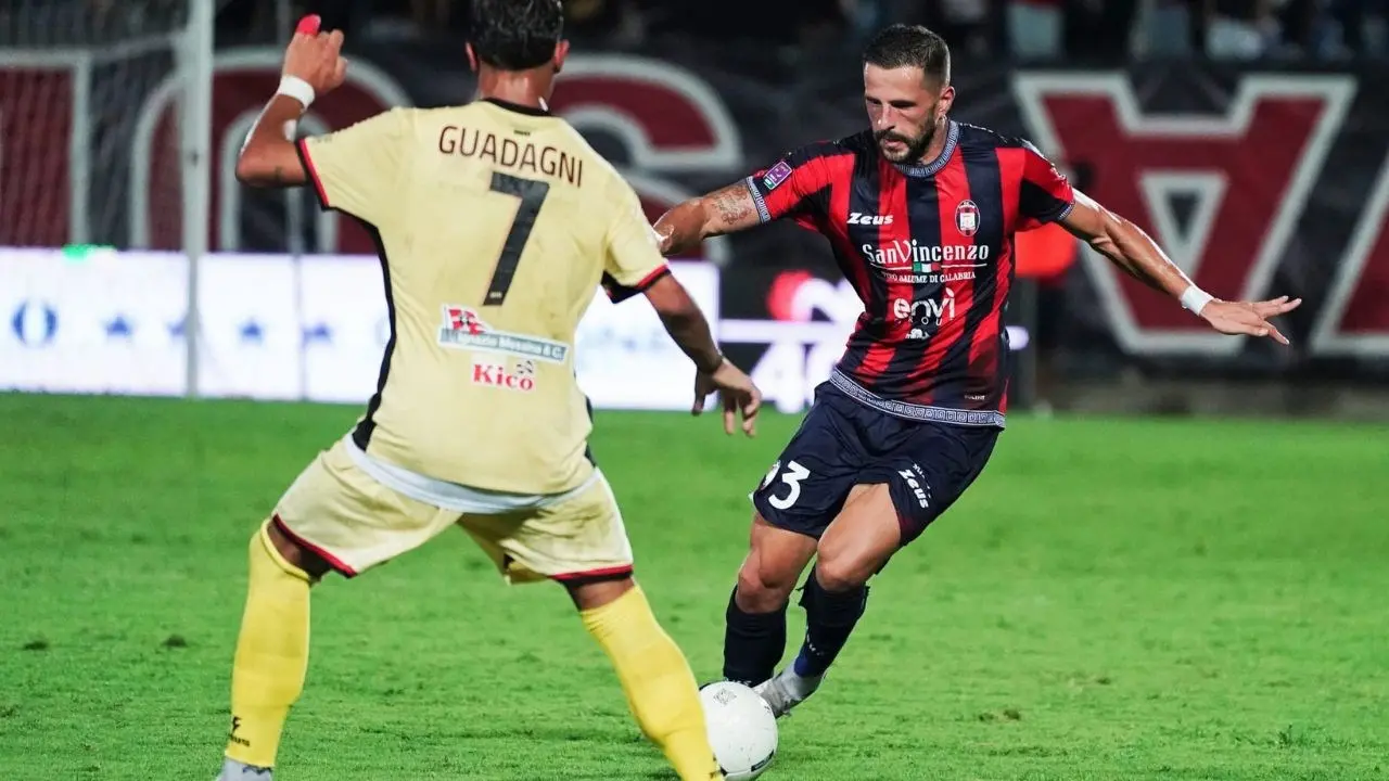 Crotone, col Sorrento arriva la quarta sconfitta su sei partite: una topica difensiva regala il match ai campani (1-2)