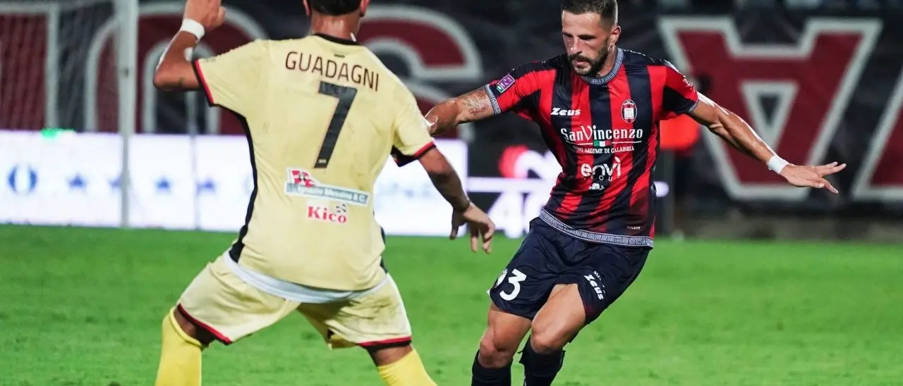 Crotone, col Sorrento arriva la quarta sconfitta su sei partite: una topica difensiva regala il match ai campani (1-2)