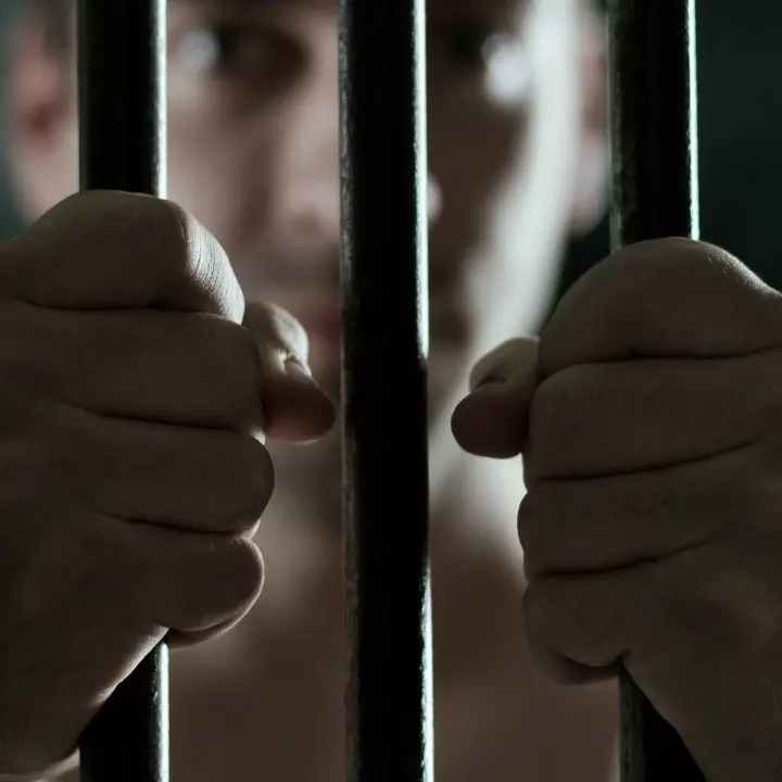 Aggressione nel carcere di Rossano: detenuto psichiatrico tenta di strangolare un agente. Ferito anche un collega