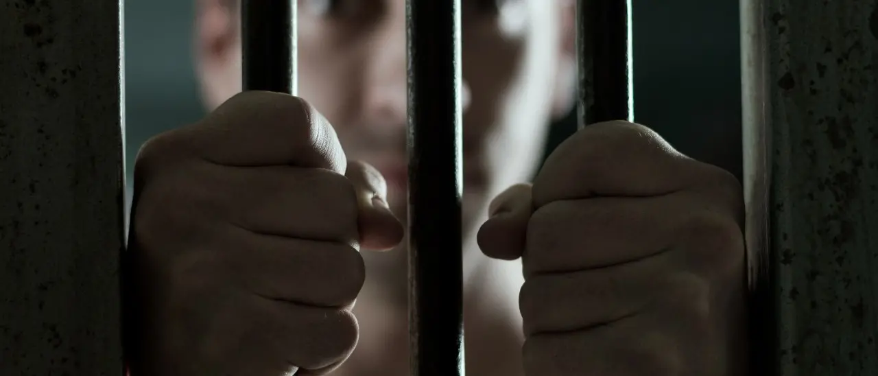 Aggressione nel carcere di Rossano: detenuto psichiatrico tenta di strangolare un agente. Ferito anche un collega