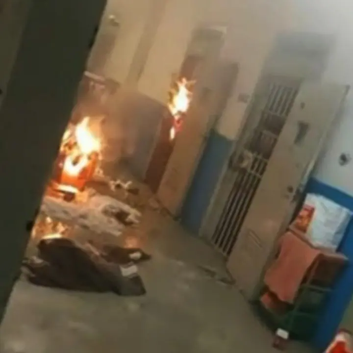 Rivolta dei detenuti al Regina Coeli, materassi in fiamme e bombolette esplose nel carcere romano