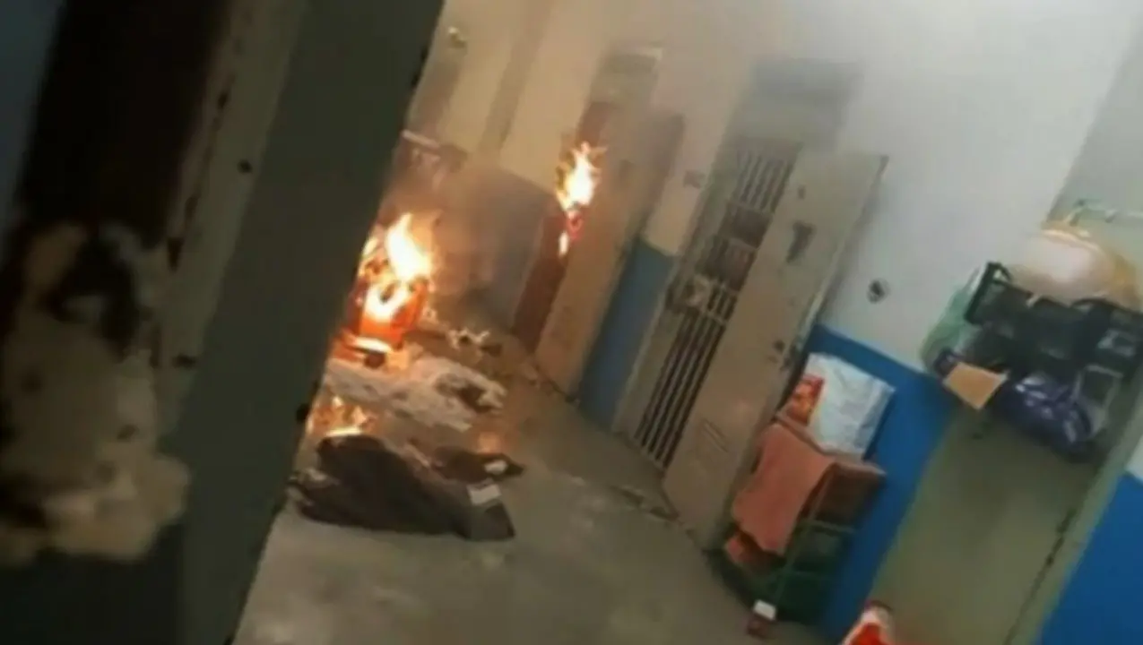 Rivolta dei detenuti al Regina Coeli, materassi in fiamme e bombolette esplose nel carcere romano