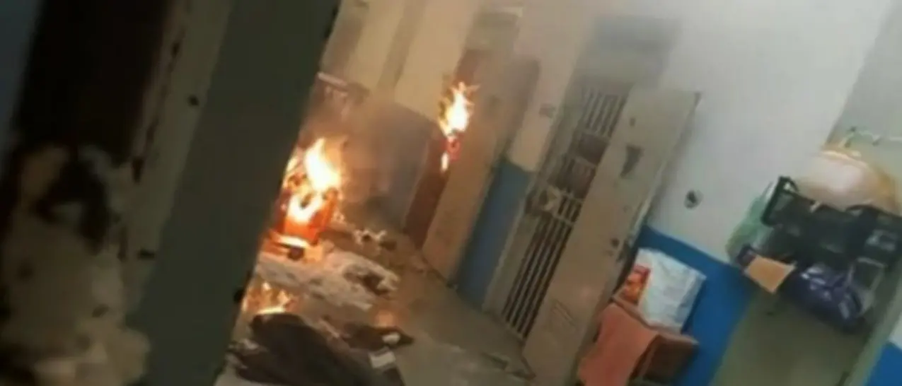 Rivolta dei detenuti al Regina Coeli, materassi in fiamme e bombolette esplose nel carcere romano