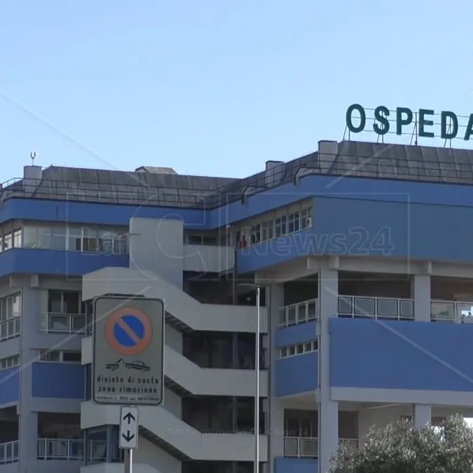 Lamezia, nuova denuncia sulla «disumanizzazione» del reparto di Medicina: «Mia madre moriva e noi tenuti fuori dalla porta»