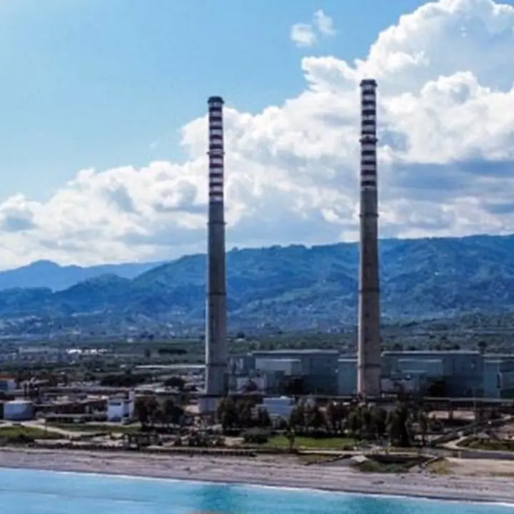Iniziata la demolizione delle ciminiere della centrale Enel di Rossano, ultimo simbolo dell’industrializzazione della Sibaritide mai realizzata