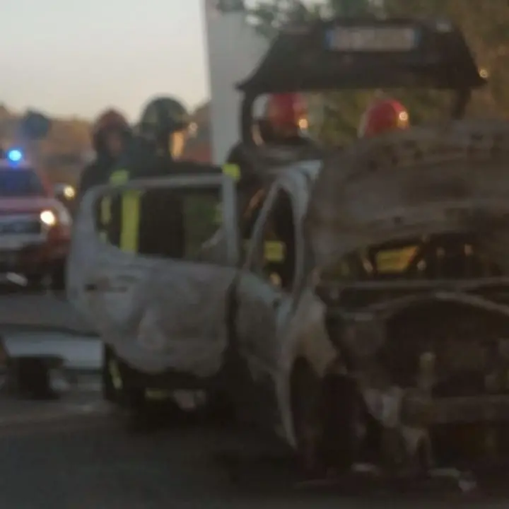 Paura a Catanzaro, auto va a fuoco mentre è in strada: la conducente riesce a uscire in tempo e a salvarsi