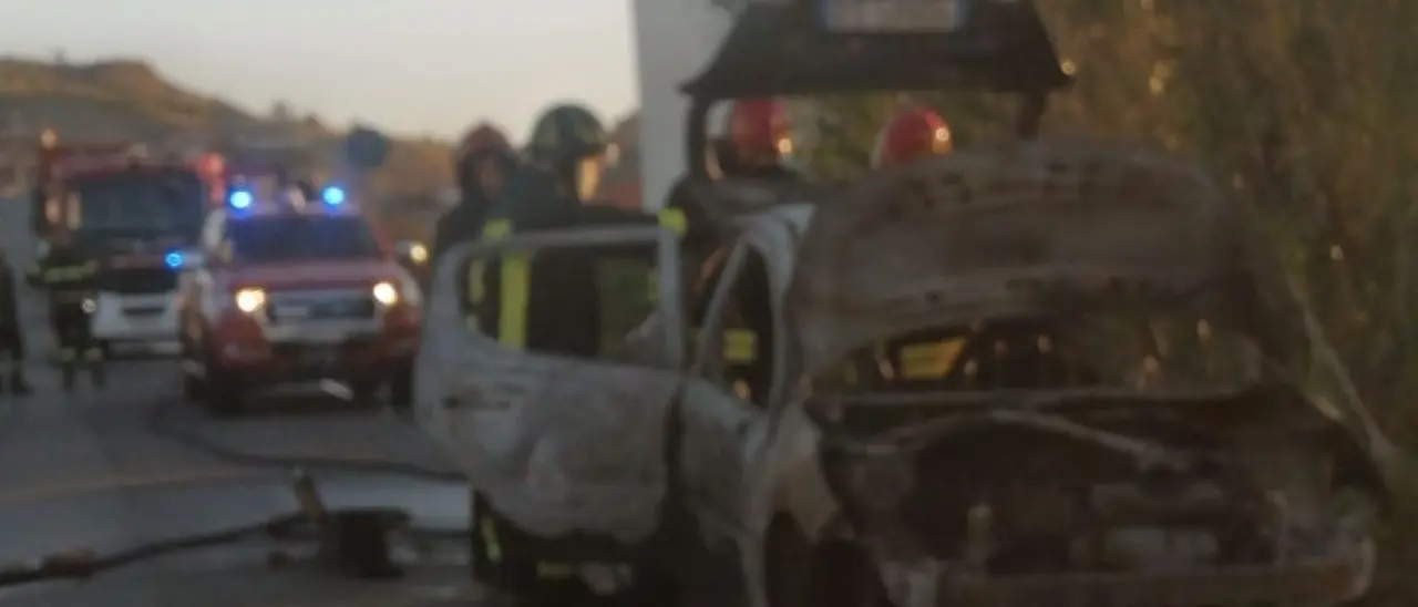 Paura a Catanzaro, auto va a fuoco mentre è in strada: la conducente riesce a uscire in tempo e a salvarsi