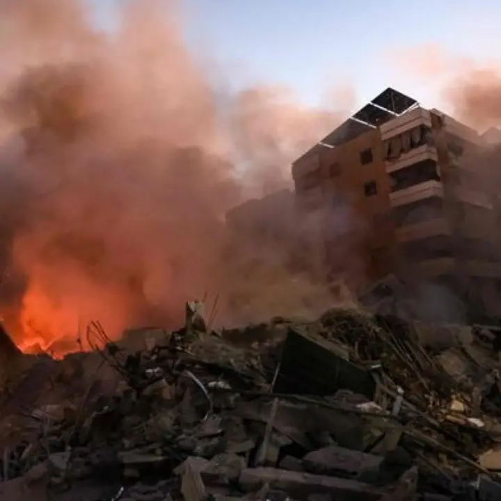 Bombe israeliane su Beirut, Tajani: «Gli italiani lascino il Libano». E l’Iran avverte: «Escalation che cambia le regole del gioco»