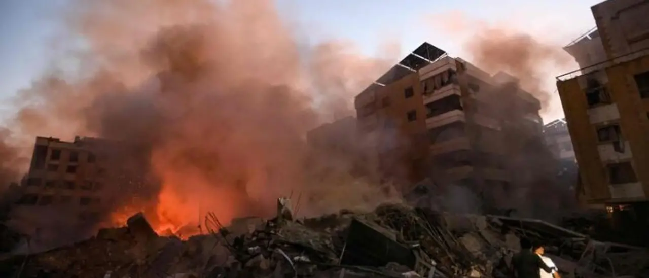 Bombe israeliane su Beirut, Tajani: «Gli italiani lascino il Libano». E l’Iran avverte: «Escalation che cambia le regole del gioco»