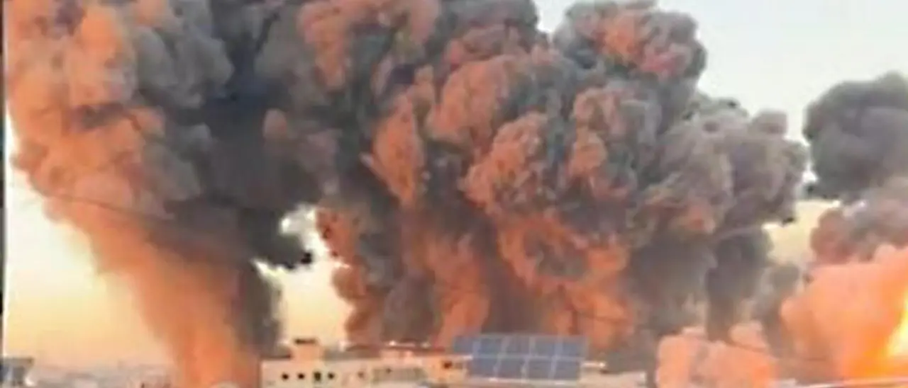 Beirut sotto le bombe, gli attacchi israeliani proseguono: palazzi rasi al suolo e ospedali evacuati