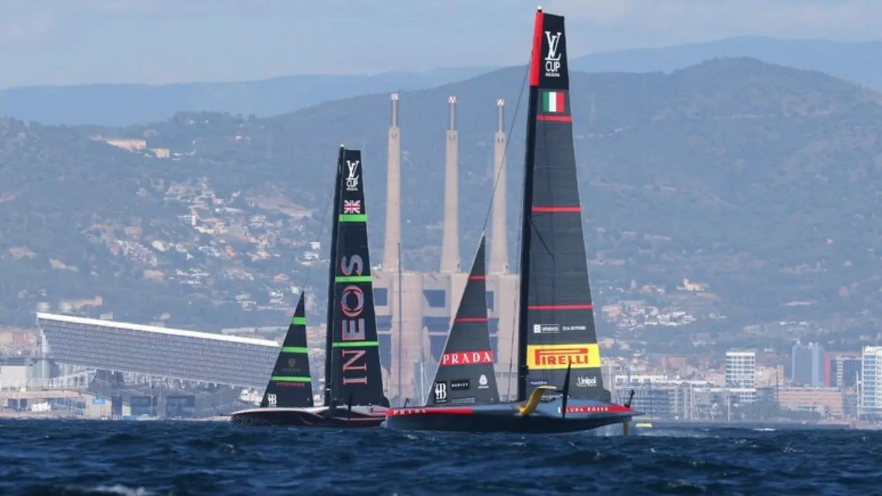 Louis Vitton Cup, il vento debole ferma il terzo match race tra Luna Rossa e Ineos Britannia: si resta sull’1-1