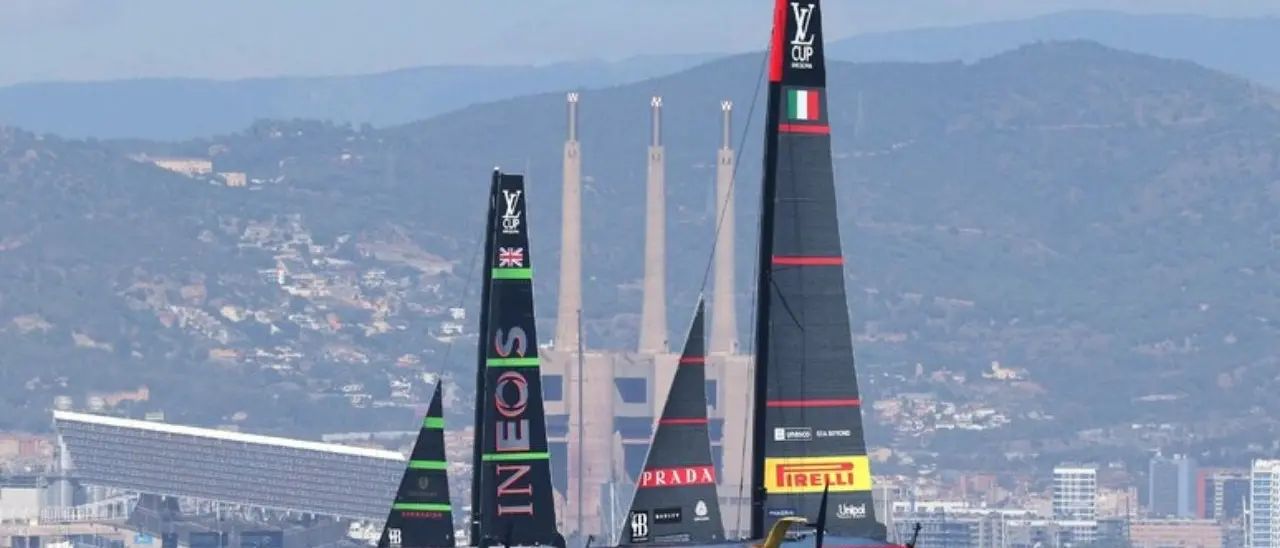 Louis Vitton Cup, il vento debole ferma il terzo match race tra Luna Rossa e Ineos Britannia: si resta sull’1-1
