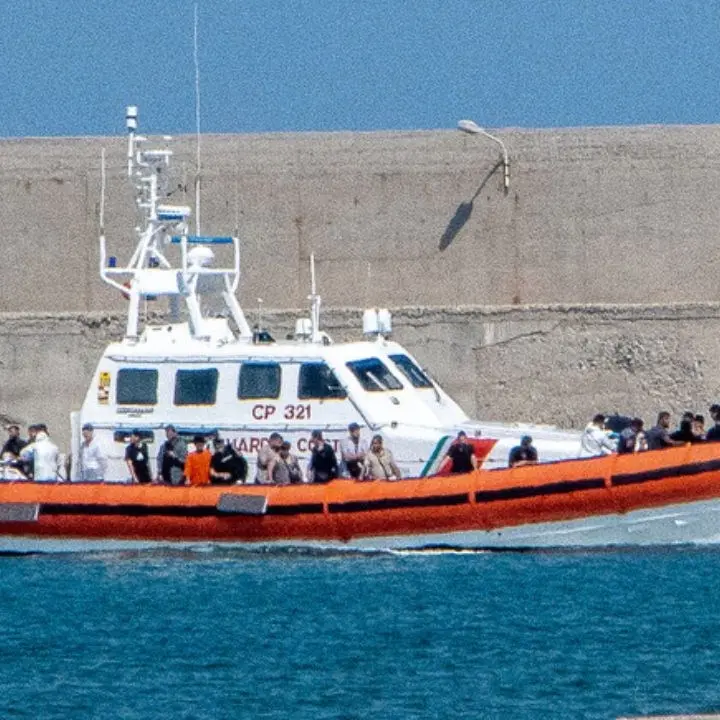 Sbarco di migranti a Roccella: in 50 soccorsi in mare aperto, erano a bordo di una barca in avaria