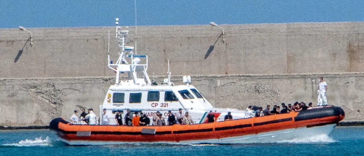 Sbarco di migranti a Roccella: in 50 soccorsi in mare aperto, erano a bordo di una barca in avaria