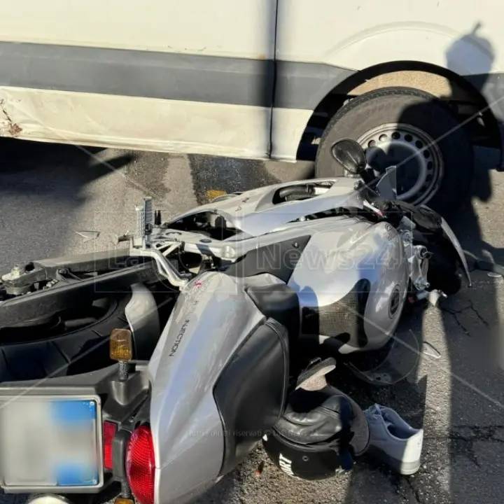 Drammatico scontro moto-furgone a Vibo, un morto. Nell’incidente ferito un ragazzino