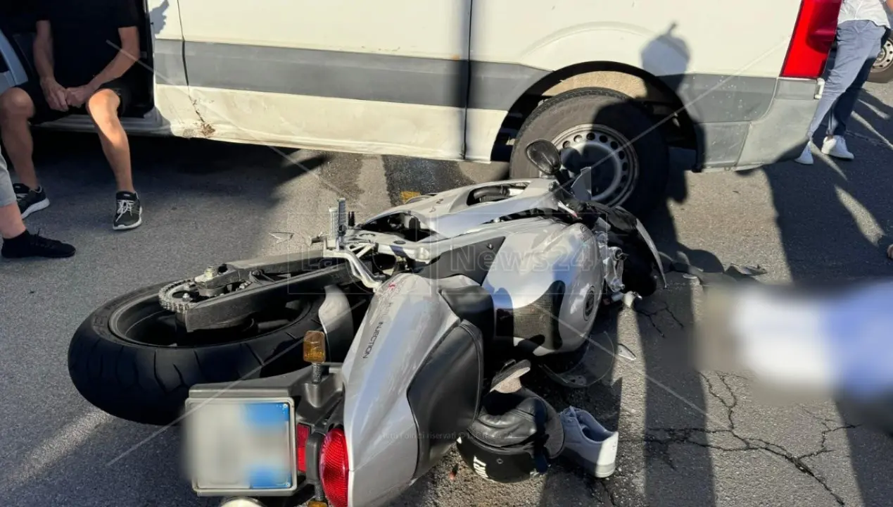 Drammatico scontro moto-furgone a Vibo, un morto. Nell’incidente ferito un ragazzino