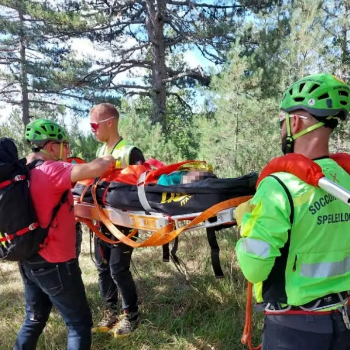 Cade e si infortuna mentre va a funghi in Sila, recuperata dagli uomini del Soccorso alpino