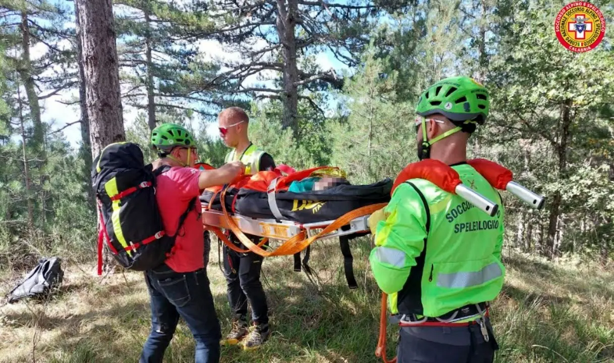 Cade e si infortuna mentre va a funghi in Sila, recuperata dagli uomini del Soccorso alpino