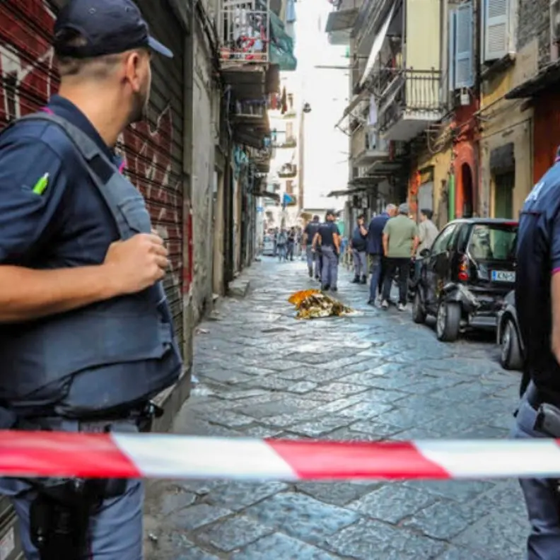 Agguato tra i vicoli di Napoli, uomo ucciso a colpi di pistola davanti al figlio di 11 anni