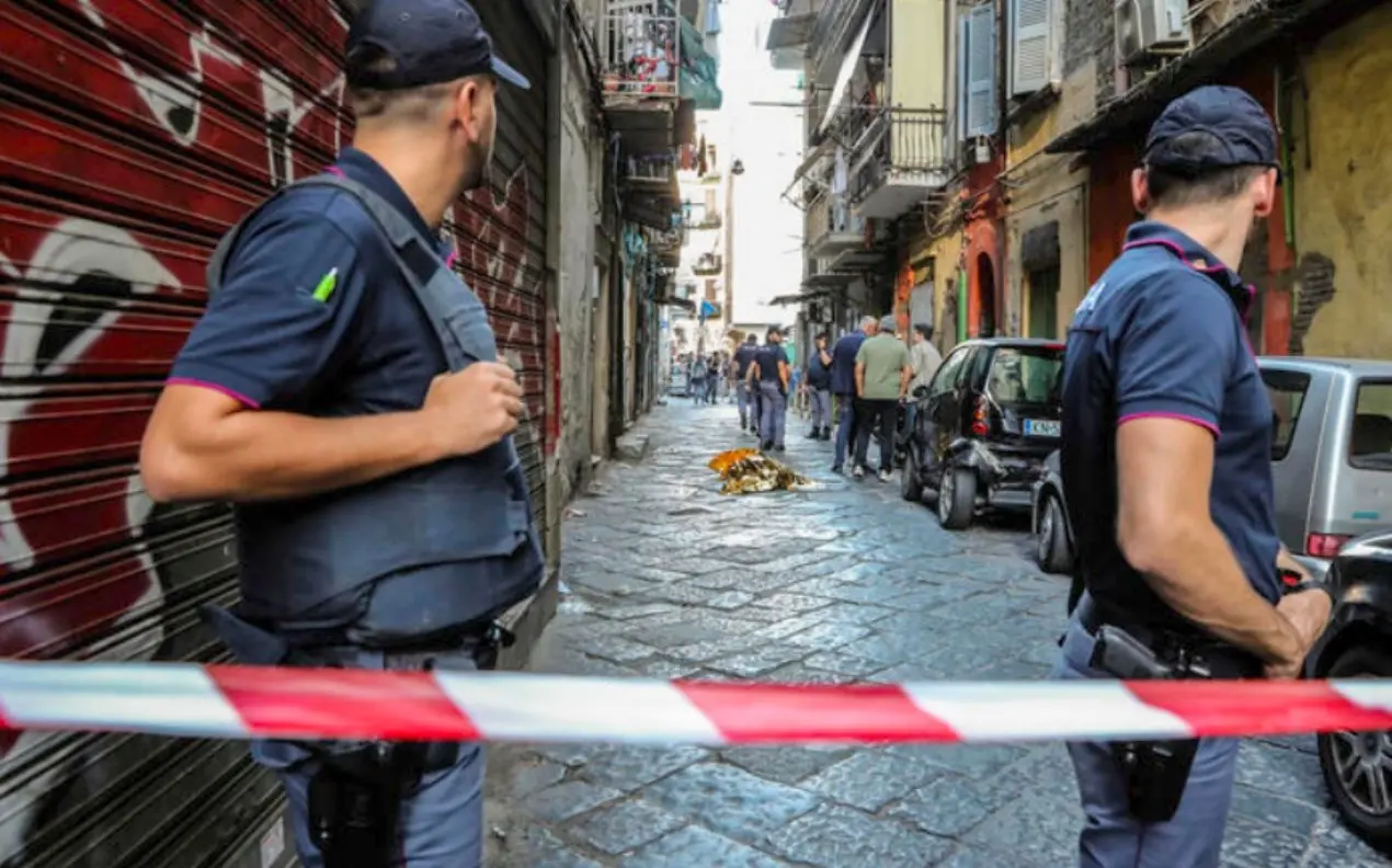 Agguato tra i vicoli di Napoli, uomo ucciso a colpi di pistola davanti al figlio di 11 anni