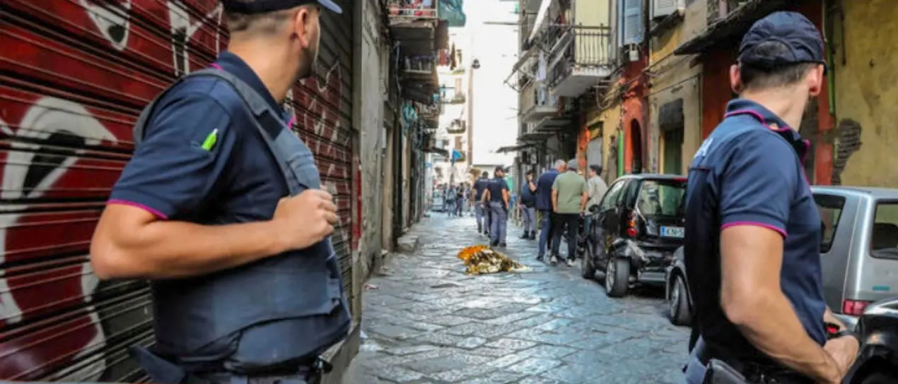 Agguato tra i vicoli di Napoli, uomo ucciso a colpi di pistola davanti al figlio di 11 anni