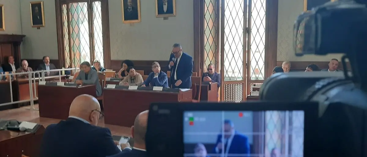 Catanzaro, la nuova maggioranza debutta tra veleni e ribaltoni ma Fiorita testa la tenuta: 17 a 14