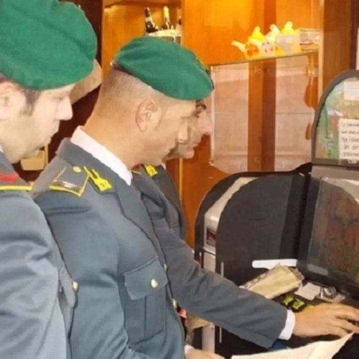 Scoperta una sala scommesse clandestina nel Catanzarese: sequestrate 5 slot machine illegali e altri dispositivi