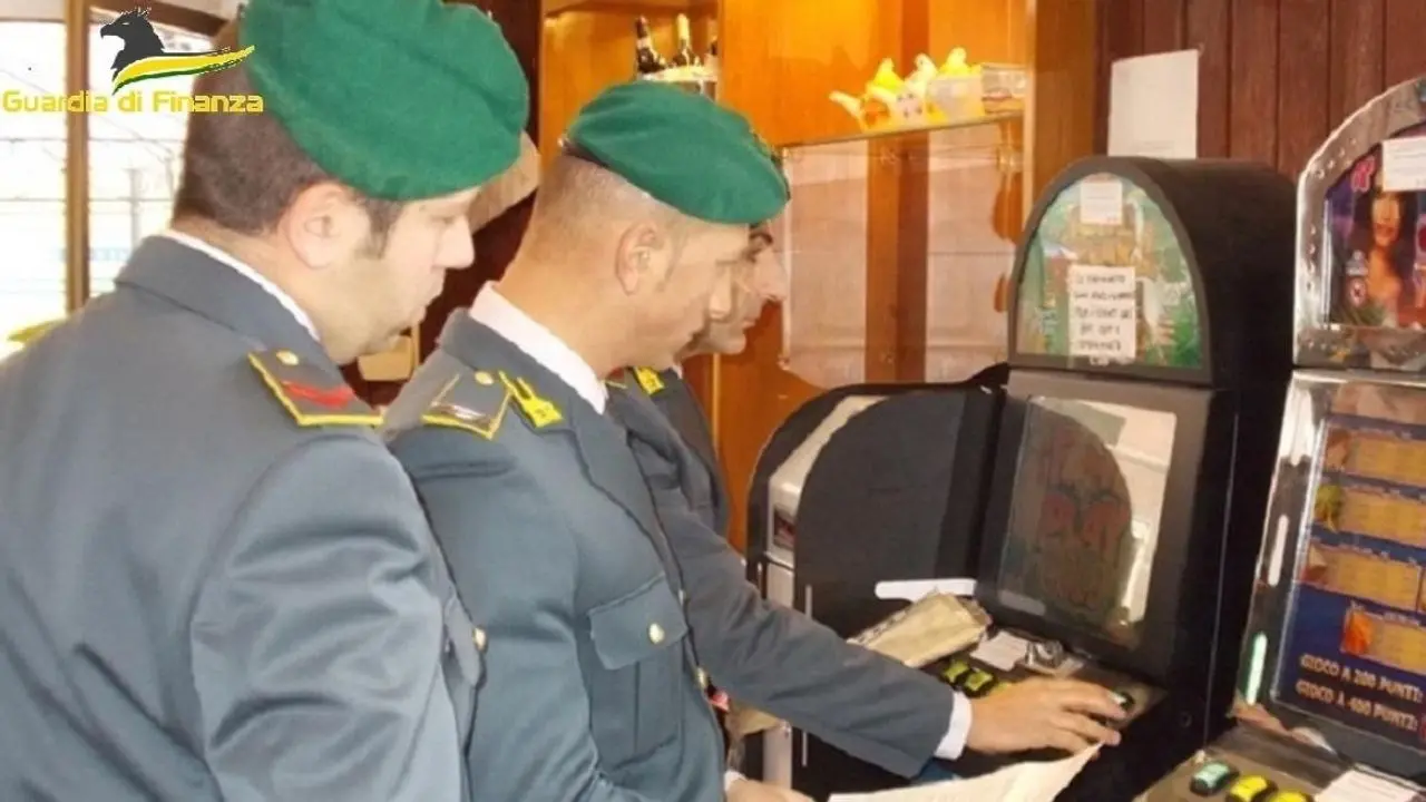 Scoperta una sala scommesse clandestina nel Catanzarese: sequestrate 5 slot machine illegali e altri dispositivi