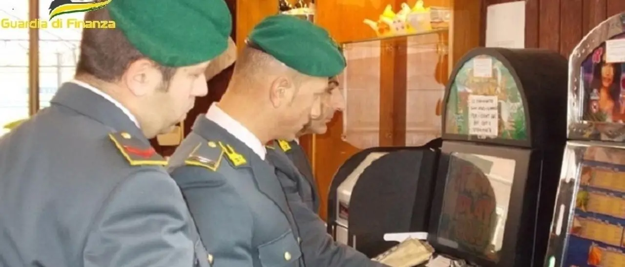 Scoperta una sala scommesse clandestina nel Catanzarese: sequestrate 5 slot machine illegali e altri dispositivi