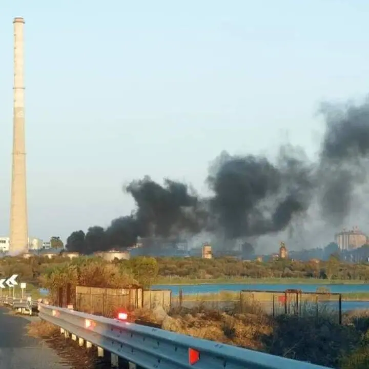 La ciminiera di Saline Joniche simbolo del sogno industriale fallito: ora come a Rossano si attende la demolizione