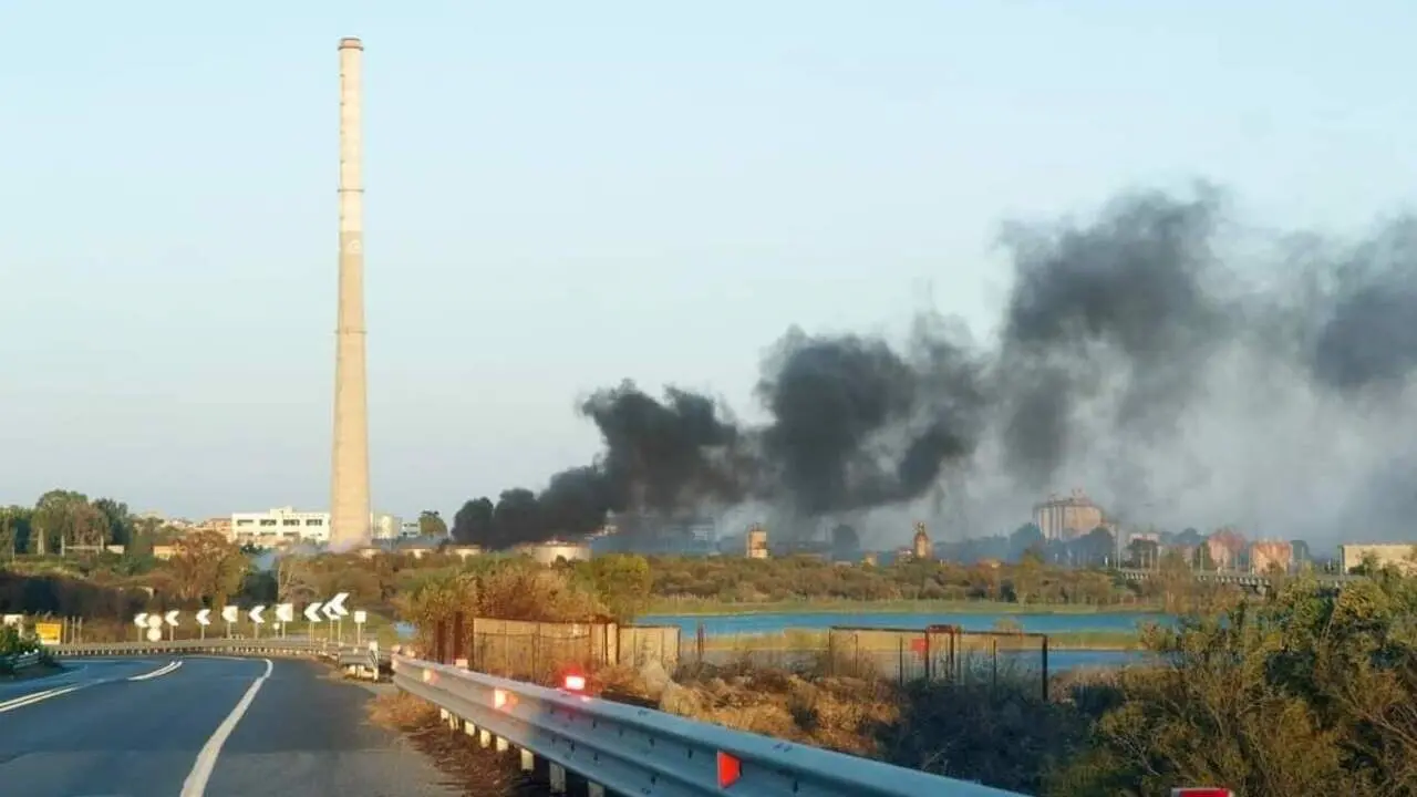 La ciminiera di Saline Joniche simbolo del sogno industriale fallito: ora come a Rossano si attende la demolizione